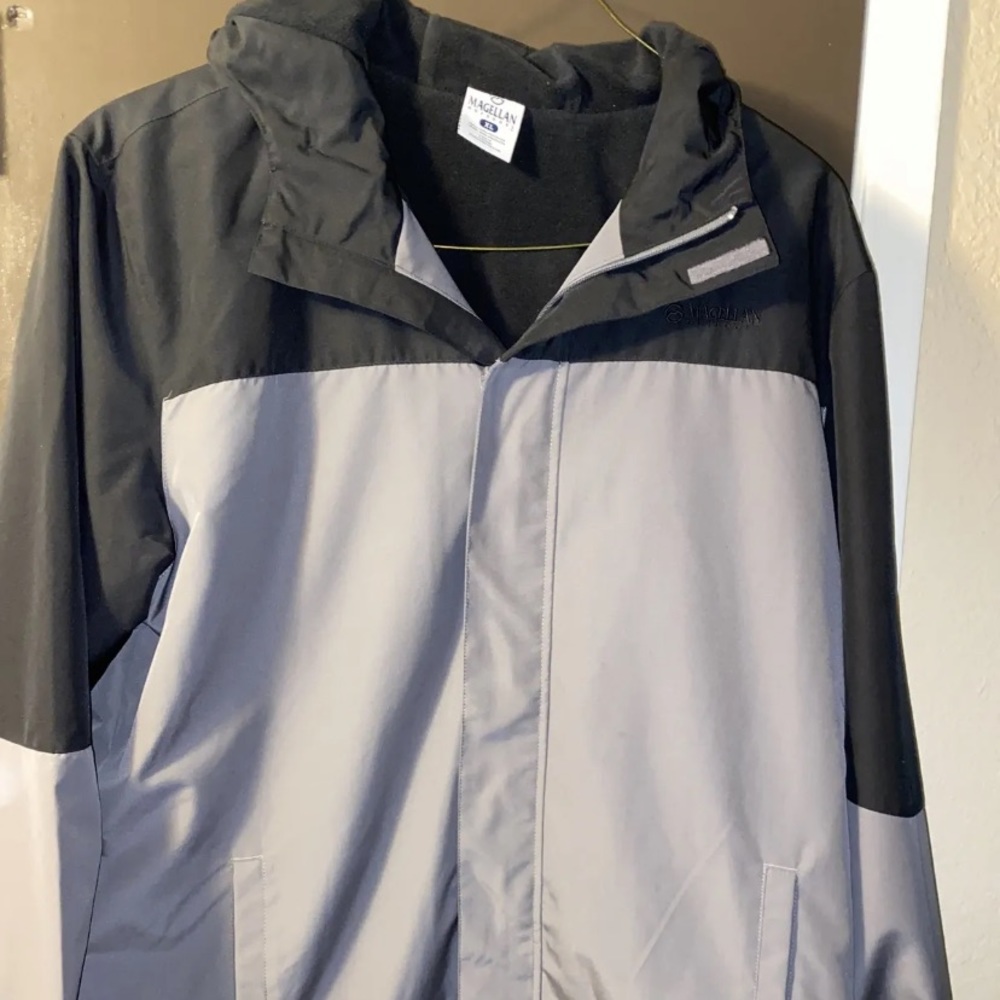3/$20 Mens Magellan Insulated Jacket Extra Large XL Black & Gray Hood Lightwei…
